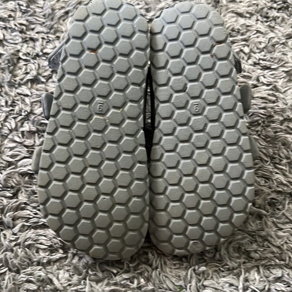 Cat & Jack gray sandals - Picture 2 of 3